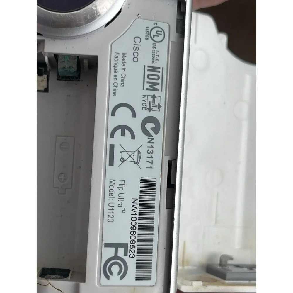 Pure Digital F230W Flip Video White Silver 1.5